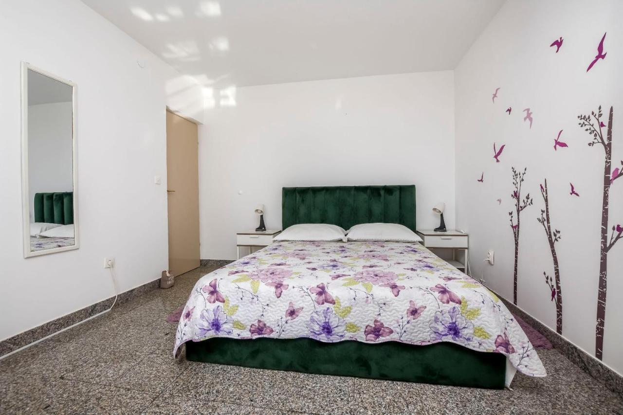 פרימוסטן Apartments Dajana מראה חיצוני תמונה
