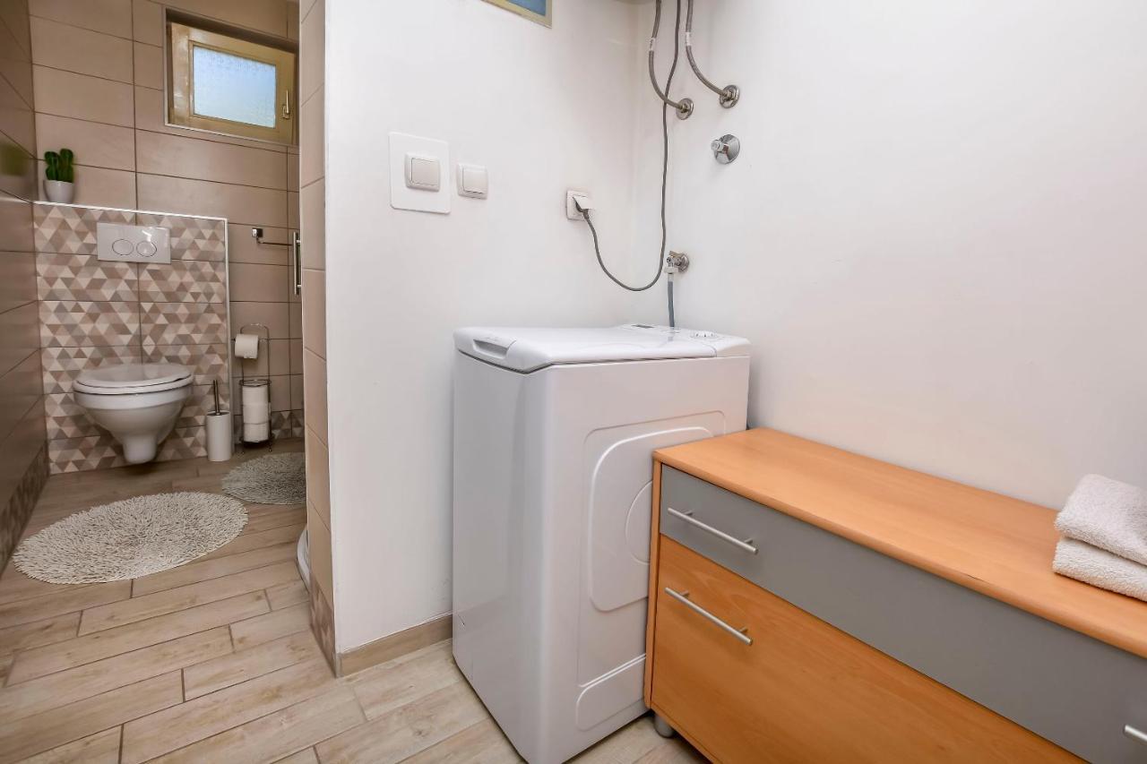 פרימוסטן Apartments Dajana מראה חיצוני תמונה