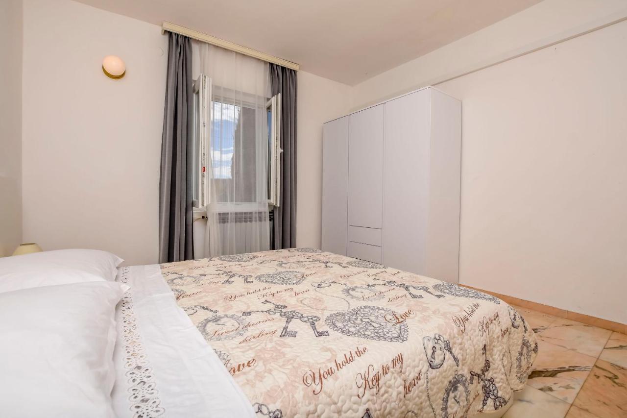 פרימוסטן Apartments Dajana מראה חיצוני תמונה