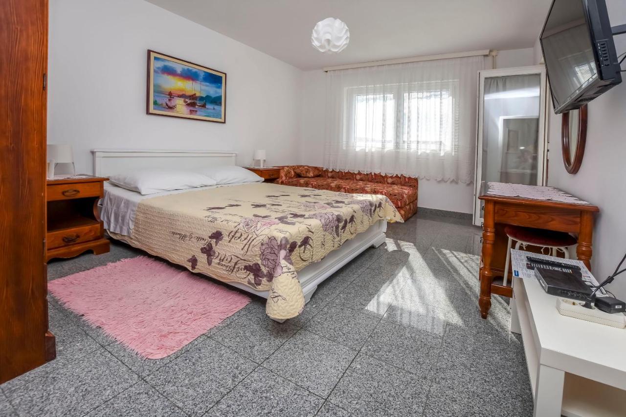 פרימוסטן Apartments Dajana מראה חיצוני תמונה